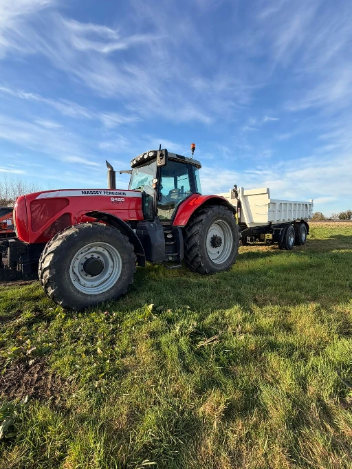 Tracteur L Environnement pour déposer les benne en location chez les clients